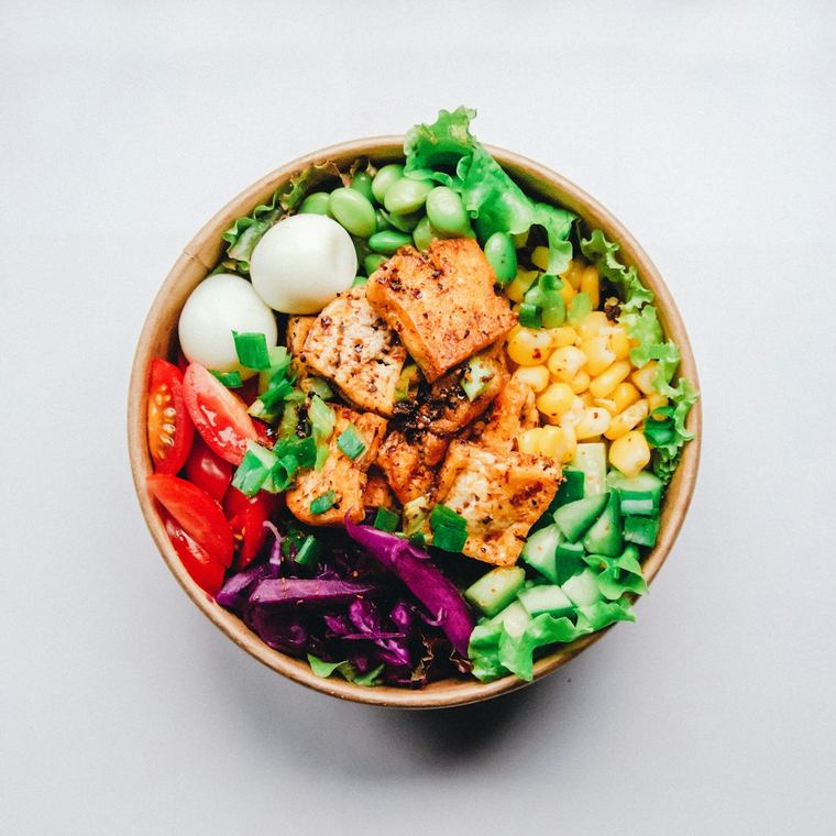 High-protein chicken plate with vegetables